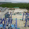 Obra de construcción en Colombia: tareas de construcción para la ampliación de la terminal que se realizaban a la par de la instalación de sistemas de rieles conductores y la modificación de RTG 